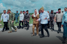Coordinating Politics and Security Minister Gen. (hon) Djamari Chaniago (center left) talks with Natuna Regent Cen Sui Lan on July 2 upon arrival at Raden Sadjad Air Force Base in Ranai, Natuna, Riau Islands. Djamari was on a two-day trip visiting Natuna regency and Batam city. 