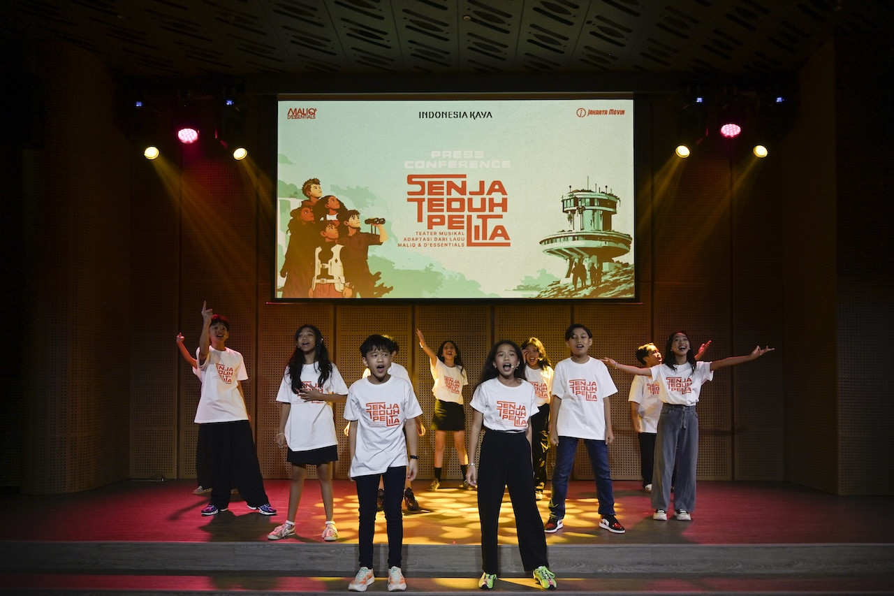 Finding hope: Child actors perform a musical number from the jukebox musical Senja Teduh Pelita during a press conference at Galeri Indonesia Kaya in Central Jakarta on June 3, 2026. In the foreground are Alf Elijah Sigarlaki (left) and Daria Lakshmi Algamar (right), who alternate in the lead role of Arah.