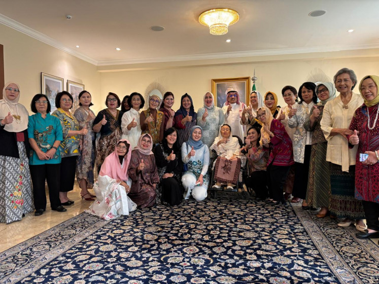 Members of the women's group Indonesian Women's Congress (Kowani) and Saudi Arabia's Ambassador to Indonesia Faisal bin Abdullah Al-Amudi pose after a luncheon meeting on July 7 at the ambassador's residence in Menteng, Central Jakarta.