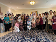 Members of the women's group Indonesian Women's Congress (Kowani) and Saudi Arabia's Ambassador to Indonesia Faisal bin Abdullah Al-Amudi pose after a luncheon meeting on July 7 at the ambassador's residence in Menteng, Central Jakarta.
