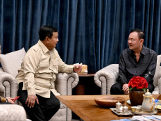 President Prabowo Subianto (left) talks with former Thai prime minister Thaksin Shinawatra on July 8 at the former's private residence at Jl. Kertanegara in South Jakarta. Prabowo and Thaksin discussed various regional and global issues during the meeting, according to Cabinet Secretary Teddy Indra Wijaya.