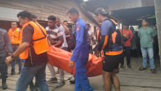 Joint search and rescue (SAR) workers carry the body of a dead passenger after a traditional pompong wooden boat sunk on July 8 in Tanjung Buton, Siak regency, Riau. Three people died while three others survived the accident. One remains missing after KM Gading 2 hit the anchor chain of MV Himala on the evening of July 7.