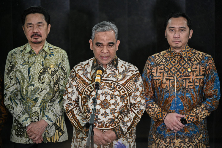 MPR chairman Ahmad Muzani (center), flanked by deputy speakers Edhie Baskoro Yudhoyono (right) and Rusdi Kirana, speaks to reporters after meeting with Constitutional Court leaders during a Silaturahmi Kebangsaan (National Gathering)  on Wednesday at the court building in Jakarta. The meeting focused on strengthening coordination and cooperation between the two state institutions to support political stability and the rule of law. 