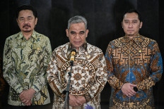 MPR chairman Ahmad Muzani (center), flanked by deputy speakers Edhie Baskoro Yudhoyono (right) and Rusdi Kirana, speaks to reporters after meeting with Constitutional Court leaders during a Silaturahmi Kebangsaan (National Gathering)  on Wednesday at the court building in Jakarta. The meeting focused on strengthening coordination and cooperation between the two state institutions to support political stability and the rule of law. 
