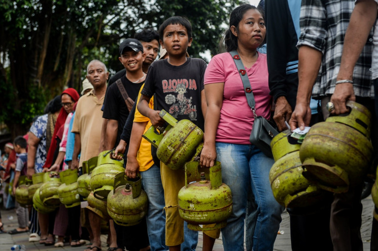 Residents line up to exchange 3-kilogram liquefied petroleum gas (LPG) canisters in Cibodas, Tangerang city, Banten on Feb. 3, 2025. 