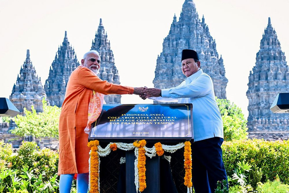  President Prabowo Subianto (right) and Indian Prime Minister Narendra Modi clasp hands on July 8 as they visit the Prambanan Temple Compounds, a UNESCO World Heritage Site in Sleman, Yogyakarta.