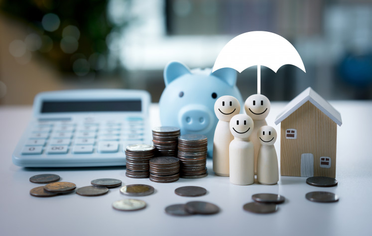 An illustration depicts financial planning and family security, symbolizing the economic stability many young people consider a prerequisite for marriage and parenthood.