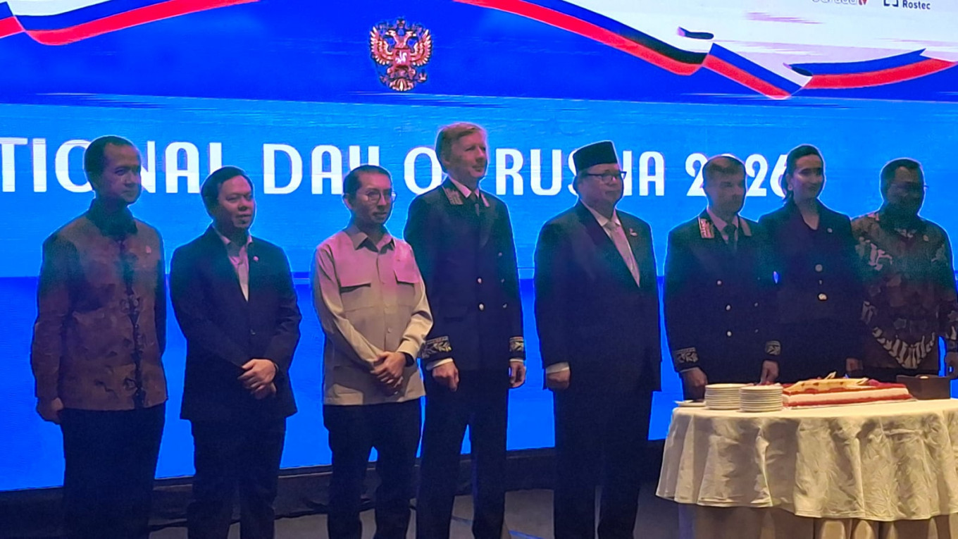 Coordinating Economy Minister Airlangga Hartarto (fourth right) is flanked by Russian Ambassador to ASSEAN Evgeny Zagaynov (third left) and Russian Ambassador to Indonesia Sergei Tolchenov (third right) during a diplomatic reception to commemorate Russia Day on June 29, 2026, in Jakarta. Also accompanying Airlangga were (left to right) Transmigration Minister Iftitah Sulaiman Suryanegera, Regional Representatives Council Speaker Sultan Bachtiar Najamuddin, Culture Minister Fadli Zon, Tourism Minister Widiyanti Putri Wardhana and Environment Minister Jumhur Hidayat.