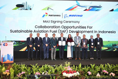 Simon Aloysius Mantiri, president director of PT Pertamina (Persero); and Indra Duivenvoorde, managing director of Boeing Indonesia, sign a document during the signing ceremony for a Memorandum of Understanding between PT Pertamina (Persero) and Boeing, held in Jakarta on Wednesday. (Courtesy of Pertamina)