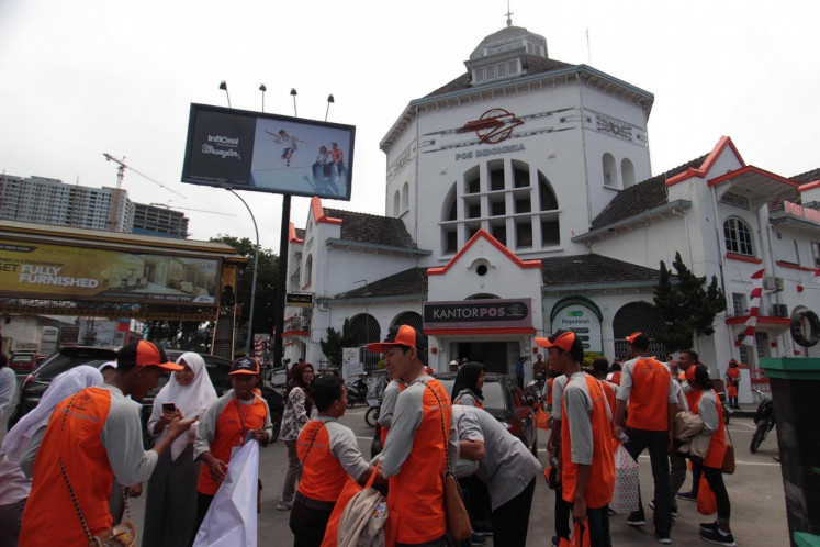 Students visit the office of postal company PT Pos Indonesia during a study tour in Medan, North Sumatra on Aug. 13, 2018. 