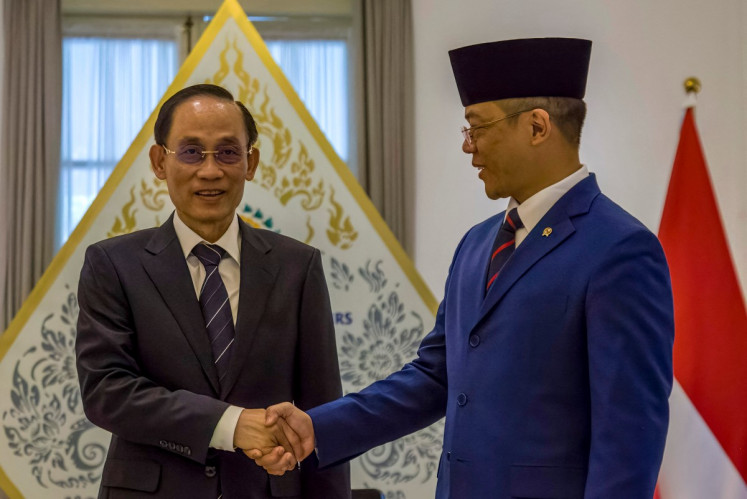 Foreign Minister Sugiono (right) shakes hands with Vietnamese Foreign Minister Le Hoai Trung during the Joint Commission for Bilateral Cooperation (JCBC) meeting between Indonesia and Vietnam on July 14 at the Foreign Ministry in Jakarta.