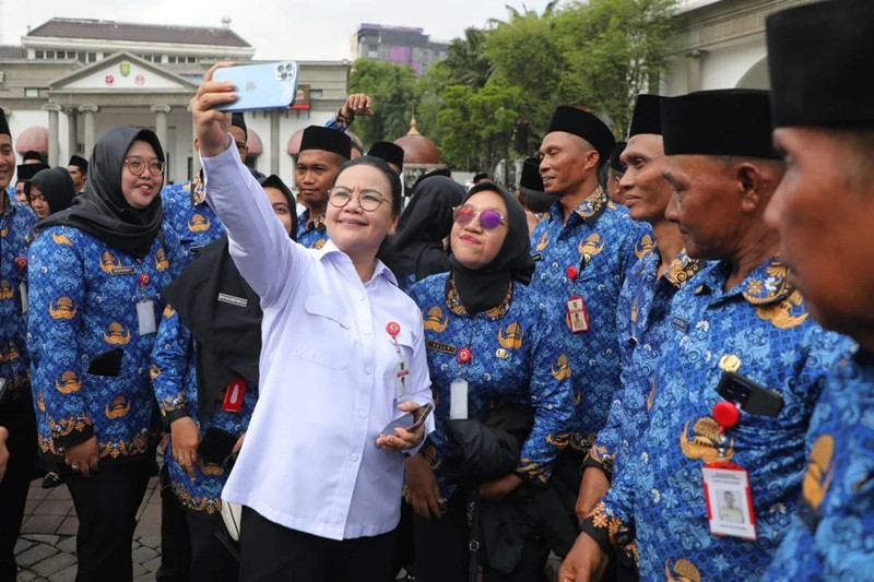 Semarang Mayor Agustina Wilujeng Pramestuti takes a selfie with newly recruited part-time government contract workers on Dec. 10, 2025, at Semarang City Hall in the Central Java capital.