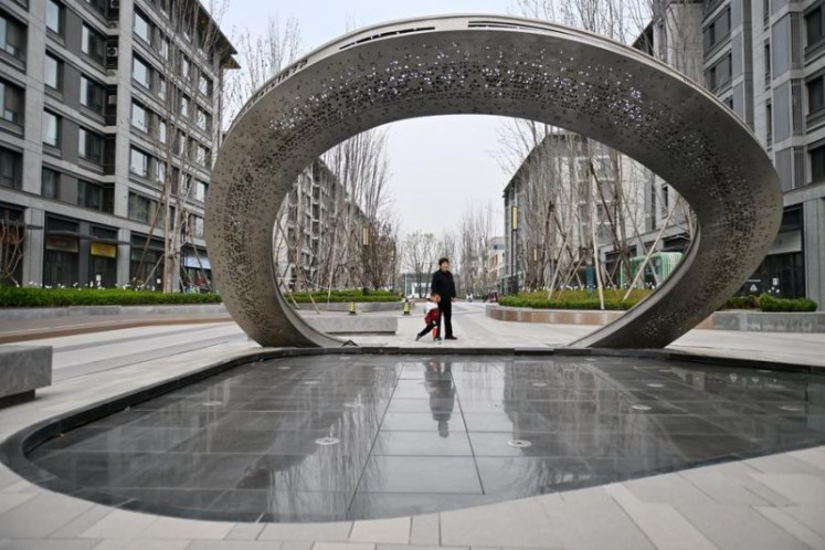 Local people spend their leisure time on March 26, 2025, in a residential community within the startup zone of Xiong'an New Area, located in northern China's Hebei Province.