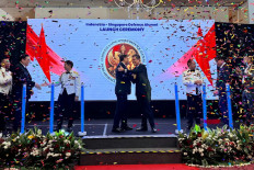 Singaporean Defense Minister Maj. Gen. (ret) Chan Chun Sing (center right) embraces his Indonesian counterpart Gen. (hon) Sjafrie Sjamsoeddin during the launch of the Indonesia-Singapore Defense Alumni (Persahan) in Jakarta on July 14, 2026. The launch was held in conjunction with the Singapore Armed Forces (SAF) Day reception. 