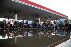 Motorists queue to buy Pertalite gasoline at a gas station in Medan, North Sumatra, Thursday, July 16, 2026. PT Pertamina Patra Niaga is working to ease long queues by extending operating hours to 24 hours and deploying 30 additional fuel tanker trucks to distribute fuel to several gas stations across North Sumatra. 