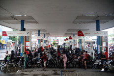 Motorists line up to buy Pertalite gasoline on July 16 at a gas station in Medan, North Sumatra. State-owned fuel distributor PT Pertamina Patra Niaga is working to reduce long lines by extending gas station operations to 24 hours and deploying 30 additional fuel tanker trucks to supply several gas stations across North Sumatra. 