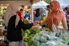 Residents purchase vegetables on July 16 during a government-sponsored affordable food market in Panyileukan, Bandung, West Java. Organized by the Bandung Food Security and Agriculture Agency (DKPP), the program offers staple food items at below-market prices to help stabilize supplies and curb inflation in the city. 