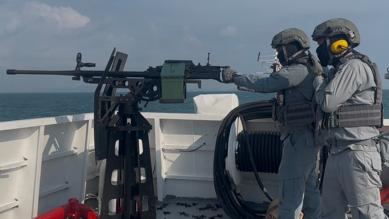Maritime Security Agency (Bakamla) personnel fire the Pindad SM5 12.7-millimeter heavy machine gun from the starboard side of the KN Bintang Laut patrol vessel during a firing exercise in the waters off Galang Island in Batam city, Riau Islands, on July 15, 2026. The exercise was held to maintain the readiness of Bakamla personnel and weapons.