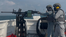 Maritime Security Agency (Bakamla) personnel fire the Pindad SM5 12.7-millimeter heavy machine gun from the starboard side of the KN Bintang Laut patrol vessel during a firing exercise in the waters off Galang Island in Batam city, Riau Islands, on July 15, 2026. The exercise was held to maintain the readiness of Bakamla personnel and weapons.