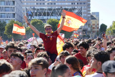 Spain's supporters cheer prior the 2026 World Cup final match between Spain and Argentina at Colon square's fan zone in Madrid, on July 19, 2026. 