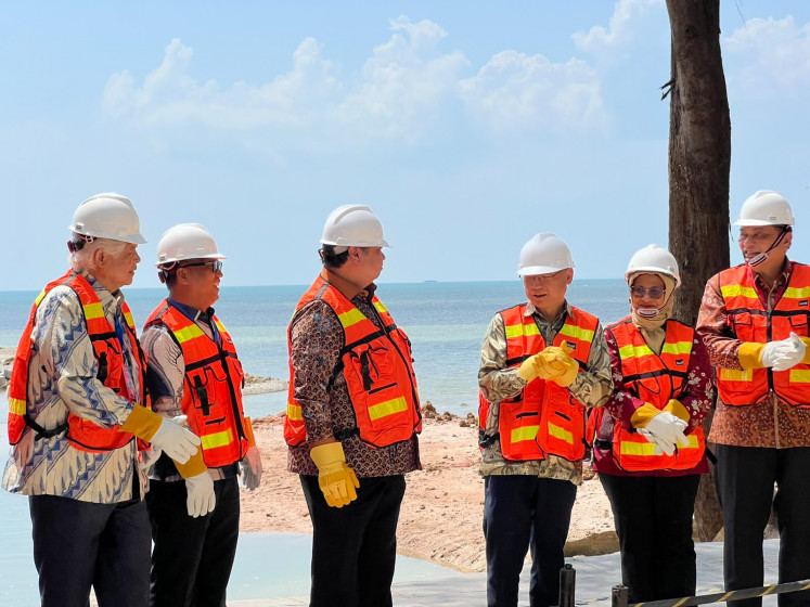 Coordinating Economy Minister Airlangga Hartarto (third left) shares a light moment with Singaporean Deputy Prime Minister and Trade and Industry Minister Gan Kim Yong (third right) on July 20, 2026, during the landing ceremony for the Nongsa Changi Cable at the Nongsa Digital Park in Batam, the Riau Islands. Accompanying them are (from left) Citramas Group founder Kris Wiliuan (left to right), Riau Islands Deputy Governor Nyanyang Haris Pratamura, Telkom Indonesia president director Dian Siswarini and Indonesian Ambassador to Singapore Lt. Gen. (ret) Hotmangaradja Panjaitan.