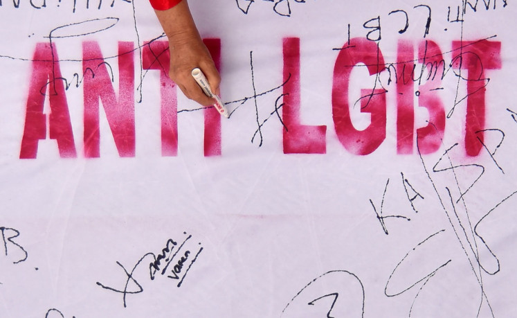 Residents sign a white banner during an anti-LGBT rally on June 21 in Padang, West Sumatra. The event, organized by the West Sumatra administration, the West Sumatra Police and the Minangkabau Traditional Council (LKAAM), invited participants to sign a one-kilometer-long white banner as part of a declaration opposing the LGBT community. Organizers also pledged to take action against LGBT individuals through customary law and called for them to be &ldquo;eradicated&rdquo; or expelled from Minangkabau land. 