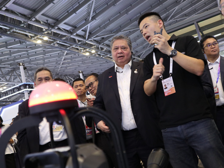 Coordinating Economy Minister Airlangga Hartarto (second left) visits technology and robotics exhibition booths during the World Artificial Intelligence Conference at the Shanghai World Expo Exhibition and Convention Center in Shanghai, China, on July 18, 2026. Held from July 17 to 20, the conference attracted around 300,000 visitors and featured more than 1,100 companies showcasing developments in artificial intelligence, intelligent computing and embodied intelligence across three venues.