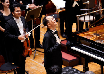 Rapture: Taiwanese pianist Rueibin Chen (center) reacts on June 20, 2026, after receiving a standing ovation at the end of his concert at Aula Simfonia Jakarta in Kemayoran, Central Jakarta.