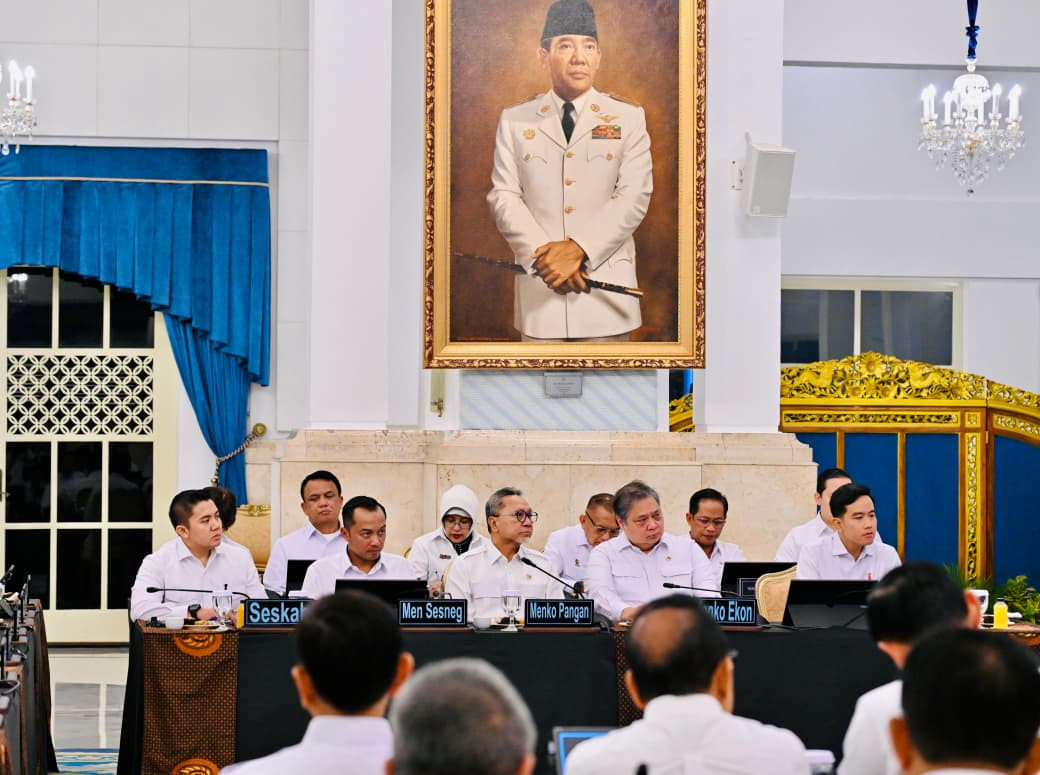 Vice President Gibran Rakabuming Raka (right), sits with coordinating ministers and cabinet ministers on Monday during a plenary cabinet meeting at the State Palace in Jakarta. 