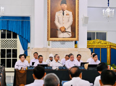 Vice President Gibran Rakabuming Raka (right), sits with coordinating ministers and cabinet ministers on Monday during a plenary cabinet meeting at the State Palace in Jakarta. 
