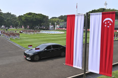 A car carrying Singaporean Prime Minister Lawrence Wong arrives at the Merdeka Palace in Central Jakarta on July 6 ahead of the annual leaders retreat between the prime minister and President Prabowo Subianto, in which both leaders discuss bilateral ties between the two countries.