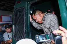 Former assistant attorney general for special crimes Febrie Adriansyah (right) arrives at the Corruption Eradication Commission (KPK) detention center in Jakarta on Friday. The Attorney General's Office (AGO) transferred Febrie, a money laundering suspect, to the KPK detention facility.