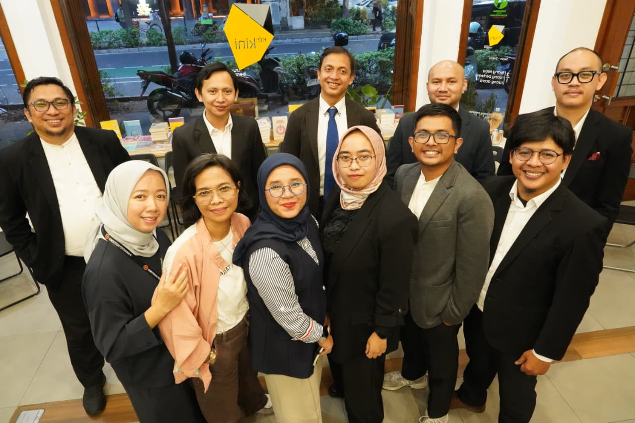 Eleven of the shadow cabinet's 15 members gather for their first working meeting in Jakarta on Monday following the launch of the self-styled watchdog initiative. 