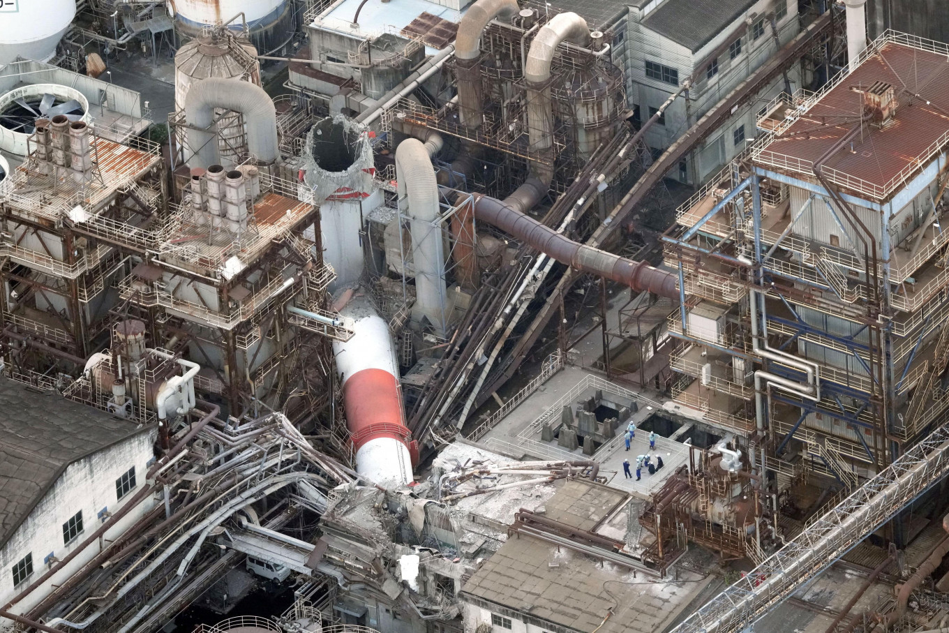 A chimney at Nippon Paper Industries' Yatsuhiro Mill collapses on July 28, 2026 after an earthquake with a preliminary magnitude of 7.1 struck Japan's southern Kumamoto prefecture.
