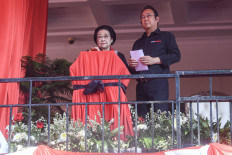 Indonesian Democratic Party of Struggle (PDI-P) chair Megawati Soekarnoputri stands next to his son and party executive Muhammad Prananda Prabowo (right) on Monday during the inauguration of the Kudatali monument at the party's headquarters in Central Jakarta.