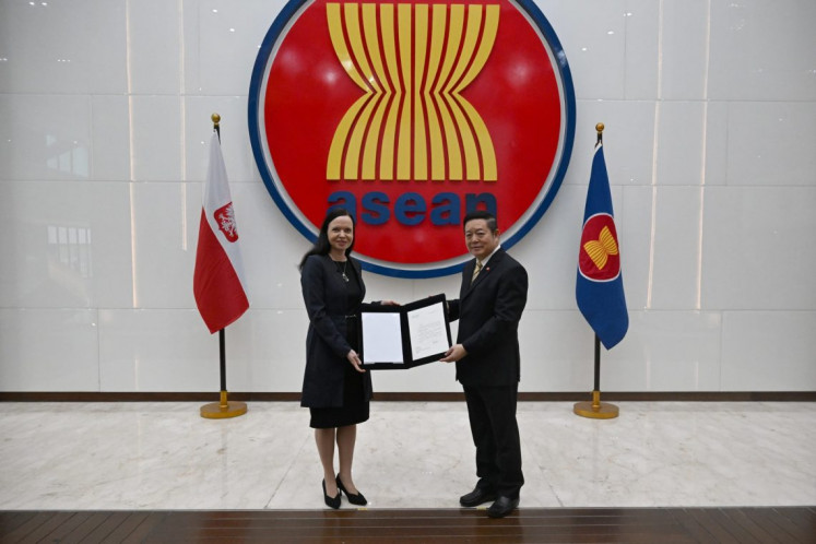Polish ambassador to ASEAN Barbara Szymanowska (left) presents her Letter of Credence to the Secretary-General of ASEAN Kao Kim Hourn on April 2 at the ASEAN Headquarters/ASEAN Secretariat in Jakarta. 