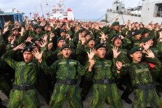 Soldiers of the Indonesian Military's (TNI) 613th Infantry Battalion/Raja Alam chant during a homecoming ceremony at Semayang Port in Balikpapan, East Kalimantan, on July 22, 2026, after returning from a 12-month border security deployment along the Indonesia&ndash;Papua New Guinea frontier. A total of 450 personnel took part in the mission.