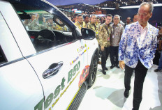 Industry Minister Agus Gumiwang Kartasasmita (right) accompanied by PT Toyota Motor Manufacturing Indonesia president director Nandi Julyanto (second right) and PT Toyota-Astra Motor vice president director Jap Ernando Demily, (third right) looks at a Toyota vehicle fueled with B50 biodiesel after opening the Gaikindo Indonesia International Auto Show (GIIAS) 2026 at the Indonesia Convention Exhibition (ICE) in BSD, Tangerang, Banten, on July 30, 2026.