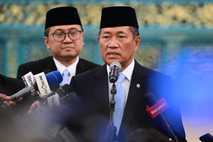 Deputy Defense Minister and newly inaugurated University of the Republic of Indonesia (URI) Governor Donny Ermawan Taufanto (right) talks to journalists on Wednesday as Bandung Institute of Technology (ITB) professor and URI Deputy Governor Yos Sunitiyoso looks on at the State Palace in Central Jakarta. 