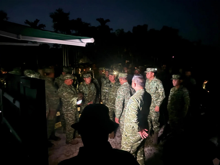 Indonesian Military (TNI) chief Gen. Agus Subiyanto (third left) receives a briefing from officers of the Airborne Operations Forward Team (KDOL) on Aug. 4 during an infiltration operation in Dabo Singkep, Lingga regency, the Riau Islands, as part of the 2026 Integrated TNI Exercise involving more than 12,000 troops.