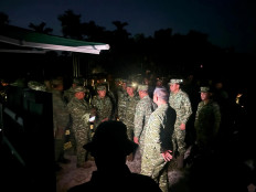 Indonesian Military (TNI) chief Gen. Agus Subiyanto (third left) receives a briefing from officers of the Airborne Operations Forward Team (KDOL) on Aug. 4 during an infiltration operation in Dabo Singkep, Lingga regency, the Riau Islands, as part of the 2026 Integrated TNI Exercise involving more than 12,000 troops.