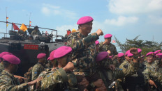 Marines from the Indonesian Navy Marine Corps carry Defense Minister Gen. (hon) Sjafrie Sjamsoeddin on Wednesday after he received an honorary Marine Corps beret on the sidelines of the Indonesian Military (TNI) integrated exercise in Dabo Singkep, Lingga regency, in Riau Islands. Also receiving the beret was TNI deputy chief Tandyo Budi Revita, Army chief of staff Maruli Simanjuntak, Navy chief of staff Muhammad Ali, Air Force chief of staff Air Chief Marshal Mohamad Tony Harjono and chairman of House of Representatives Commission I Utut Adianto.