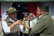 Forestry Minister Raja Juli Antoni (left) talks with South Sumatra Governor Herman Deru on Friday on the sidelines of the inauguration of the Sriwijaya Kemampo Nursery in Banyuasin regency, South Sumatra.