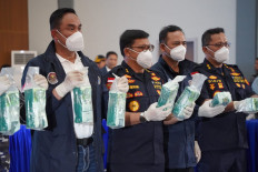 National Narcotics Agency (BNN) head Comr. Gen. Suyudi Ario Seto (left) and acting director of narcotics interdiction at the Customs and Excise Directorate General, Erwin Situmorang, (second left) display packages containing ketamine during a press conference at the Naval Regional Command IV/Batam headquarters in Batam, Riau Islands, on Aug. 9, 2026. 