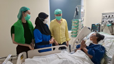 HeartSpan.ai founder Wei Siang Yu (right) and the medical team visit the recipient of Left Ventricular Assist Device (LVAD) at the Dr. Cipto Mangunkusumo General Hospital (RSCM) in this undated picture. RSCM and HeartSpan.ai conducted Indonesia's first implantation of LVAD on Aug. 1.