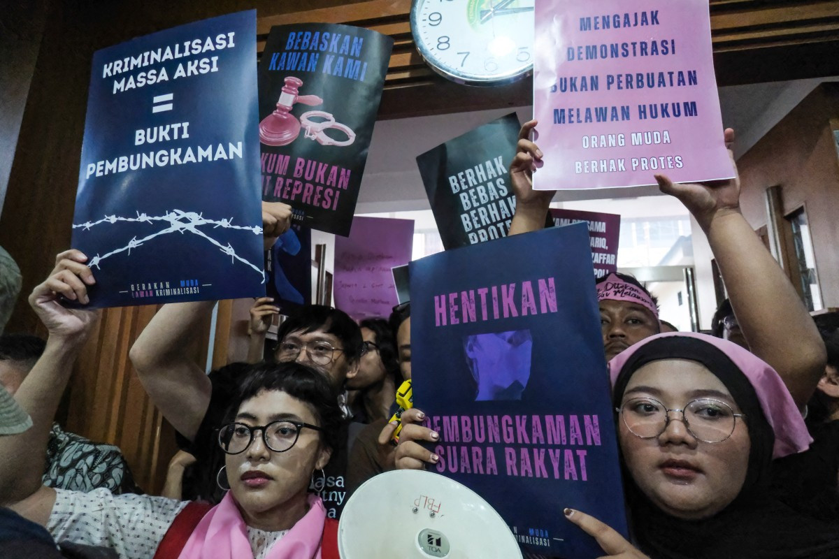 Activists display posters reading &ldquo;Criminalizing Protesters = Evidence of Silencing&ldquo; and &ldquo;Stop Silencing the People's Voice&ldquo; on March 6 at the Central Jakarta District Court when the court acquitted activists Delpedro Marhaen Rismansyah, Khariq Anhar, Muzaffar Salim and Syahdan Husein in their trial for incitement in relation to the anti-government protests in August-September 2025.