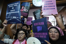 Activists display posters reading &ldquo;Criminalizing Protesters = Evidence of Silencing&ldquo; and &ldquo;Stop Silencing the People's Voice&ldquo; on March 6 at the Central Jakarta District Court when the court acquitted activists Delpedro Marhaen Rismansyah, Khariq Anhar, Muzaffar Salim and Syahdan Husein in their trial for incitement in relation to the anti-government protests in August-September 2025.