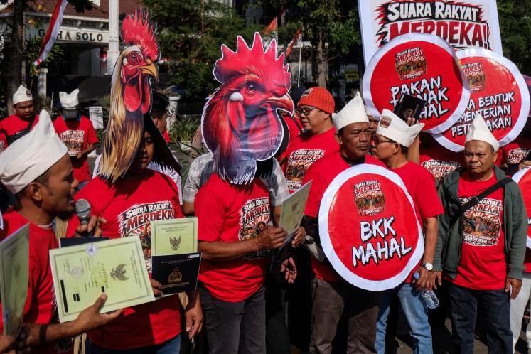 Members of the Solo Raya People&rsquo;s Livestock Farmers Association deliver speeches during a protest on Aug. 5 in Solo, Central Java. The farmers protested high poultry feed prices and plumetting egg prices.

