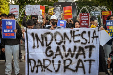 Student protestors hold banners, including one reading "Indonesia in Emergency", during a rally against a rise of non-subsidized fuel prices and the free nutritious meal program on June 15 in Surabaya, East Java.