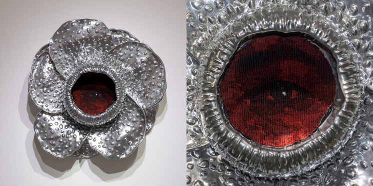 The flower that remembers: Octora&rsquo;s 'The Flower That Remembers', created in 2025-2026, is made of merino wool and aluminum and measures 100 centimeters in diameter and 30 cm in height.